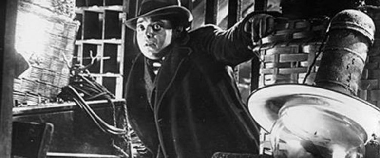 (1931) Daha teatral "seslilerin" aksine Fritz Lang çektiği ilk "sesli" film M'de gerilim yaratmak için karmaşık sesler kullanır.