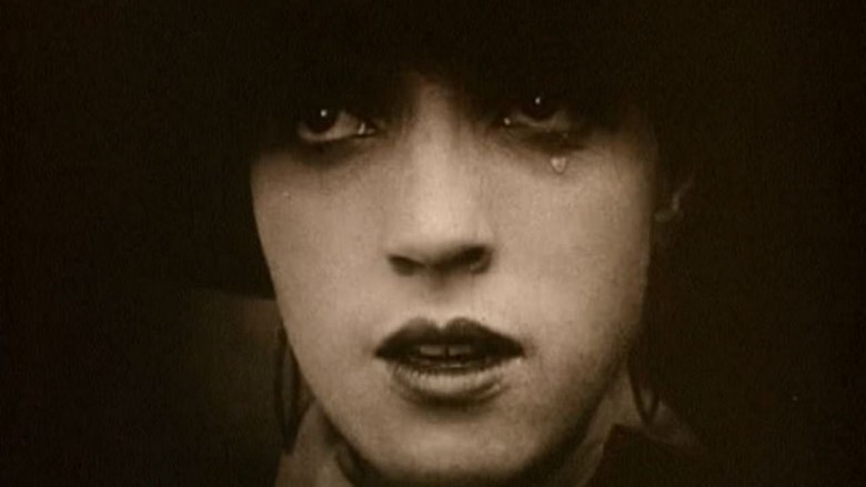 (1916) D.W. Griffith'in 3,5 saatlik epik filmi Hoşgörüsüzlük Hollywood'un ilk gişe rekortmenlerinden biri oldu.