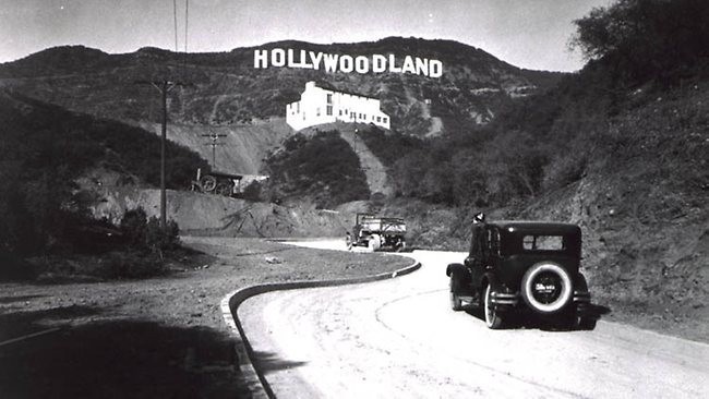 (1947) Hollywood'da on sinemacı komünist oldukları şüphesiyle Amerikan Karşıtı Faaliyetleri izleme komitesinin önüne çıkarılır. Stüdyolar tarafından kara listeye alınır ve ardından  hapse atılır.