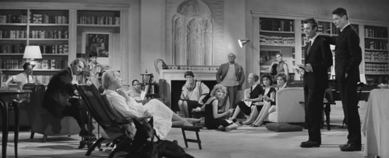 (1960) İtalyan destanı Tatlı Hayat bir adamın, Roma'nın kafe ve bar hayatı içinde aşk ve mutluluk arayışını izlerken klasik anlatıyı hiçe sayar.