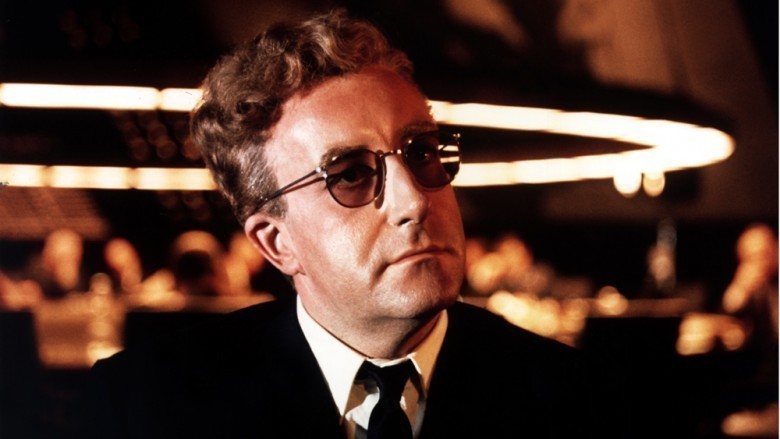 (1964) Vietnam Savaşı tırmanırken ve ABD zorunlu askerliği gündemine alırken Dr. Strangelove Soğuk Savaş paranoyasını hicveder.