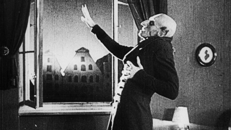 (1922) F.W. Murnau'nun  , Bram Stoker'ın Dracula'sının izinsiz uyarlaması olan Nosferatu gösterime girer. Dava sonucunda film imha edilir.