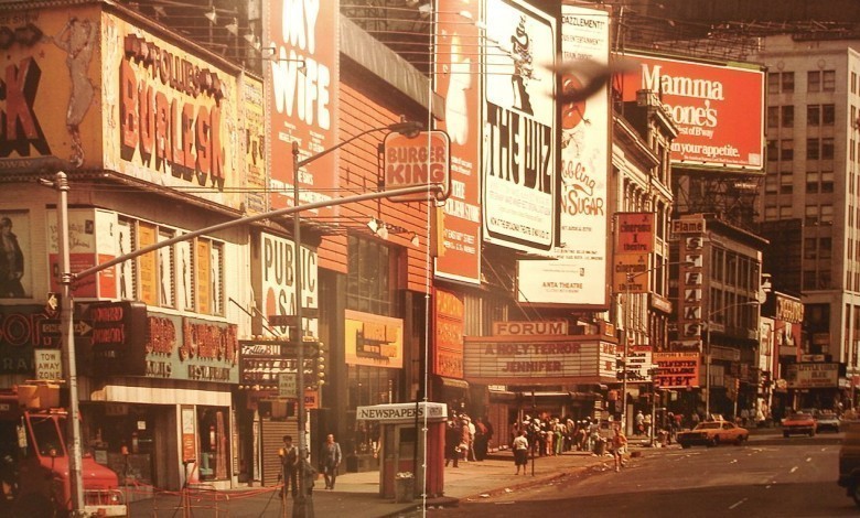 (1877) NewYork hem Woody Allen'ın aşka iğneleyici bir bakış attığı Annie Hall'a hem de disko cehennemi Cumartesi Gecesi Ateşi'ne ilham verir.