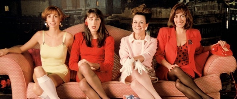 (1988) Pedro Almodovar'ın kara komedisi Sinir Krizinin Eşiğindeki Kadınlar İspanyol yönetmene küresel bir seyirci kitlesi kazandırır.