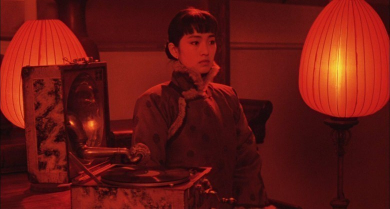 (1991) 1920'ler Çin'inde geçen Kırmızı Fenerler görsel ve duygusal gücüyle seyircisini baştan çıkartır.