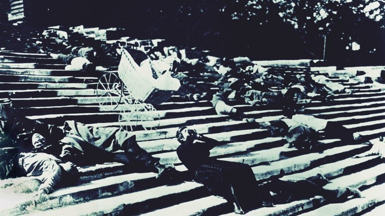 (1925) Sergei Eisenstein'nin teknik başyapıtı Potemkin Zırhlısı 1905 Rus Devriminin 20. Yıldönümünü anmak amacıyla gösterime sokulur.