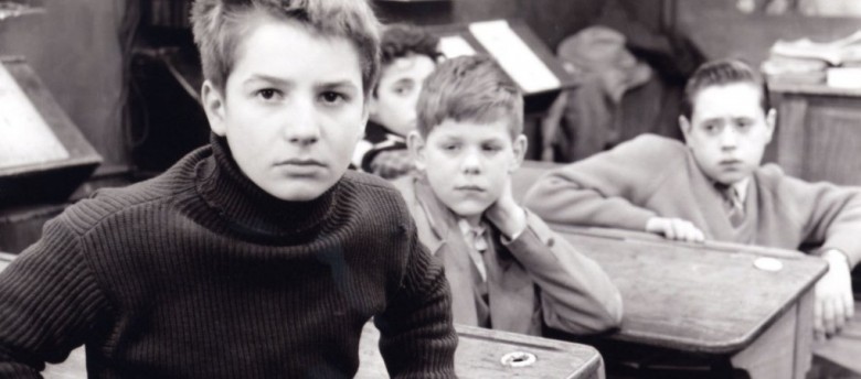 Antoine sınıfta arkadaşlarıyla şakalaşır