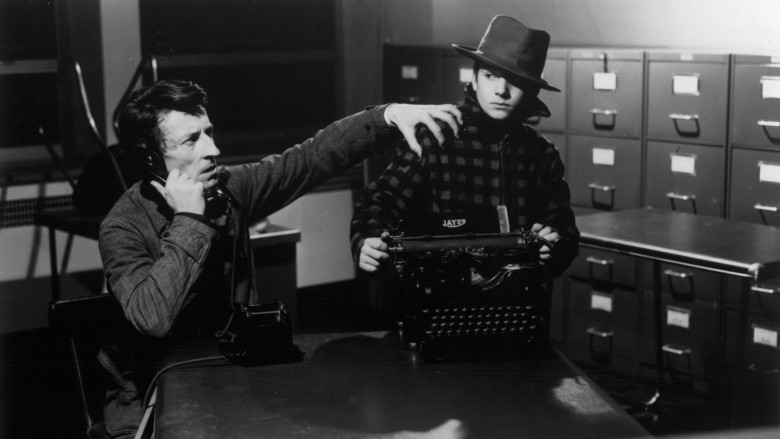 Üvey babasının daktilosunu çalar ve rehin vermeye çalışır