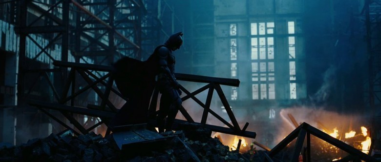 Onu kovalıyoruz çünkü buna dayanıyor. Onu kovalıyoruz çünkü o kahraman değil, sessiz bir nöbetçi, dikkatli bir kahraman... o Karanlık Şovalye...