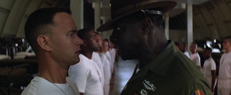 - Gump, bu ordudaki yegane amacın nedir? + Bana söylediklerinizi yapmak komutanım. - Lanet olsun Gump! sen resmen bir dahisin. Hayatımda duyduğum en olağanüstü cevap. Senin zeka seviyen 160 falan olmalı.