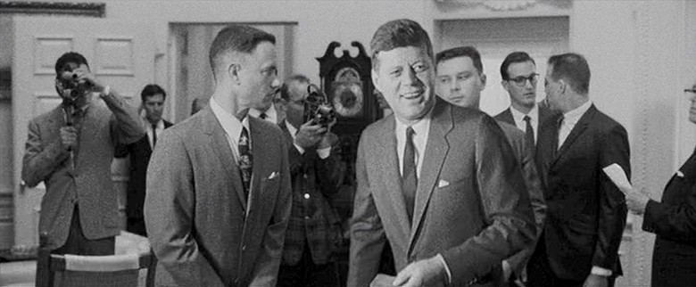 ABD Başkanı JFK: Tebrikler, nasıl hissediyorsun? Forrest: İşemem lazım.