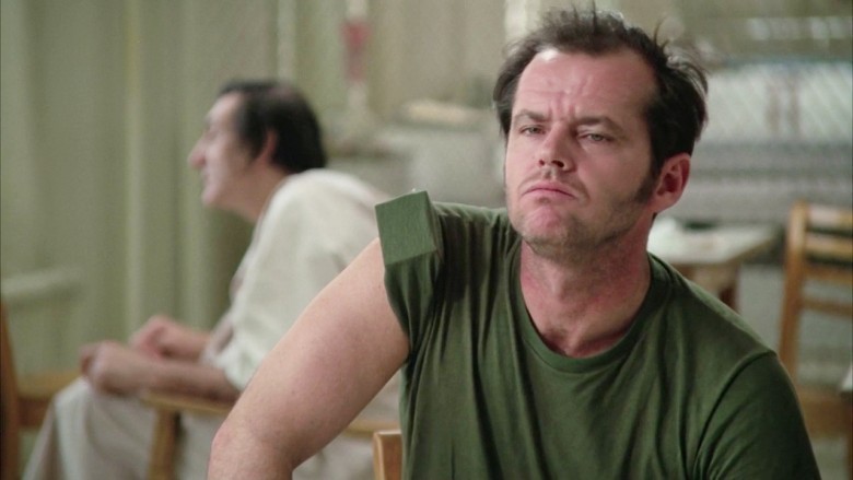 Herkes sırıtıyor az biraz; kimse mutlu değil.