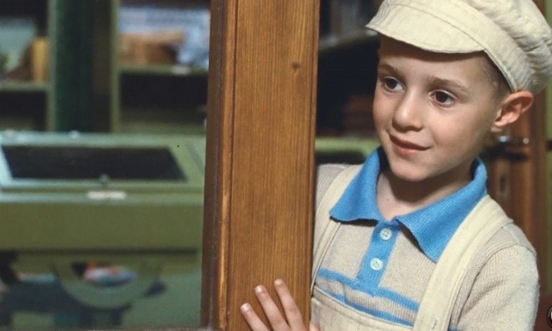 - Baba buraya köpekler ve yahudiler giremezmiş. + Bu dükkanın sahibini tanırım, köpeklerden korkar. Senin korktuğun bir hayvan var mı? - Örümcek. + O zaman bizde dükkanımızın kapısına örümcekler ve vizigotlar giremez yazarız.