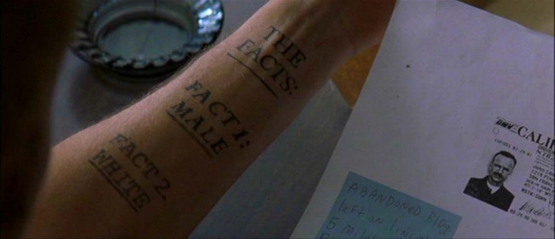 Neredesin? Bir motel odasındasın. Yeni uyandın ve bir motel odasındasın. İşte anahtar. Sanki buraya ilk defa gelmişim gibi fakat belki de bir haftadır ya da üç aydır buradayım. Bunu söylemek zor. Bilemiyorum.