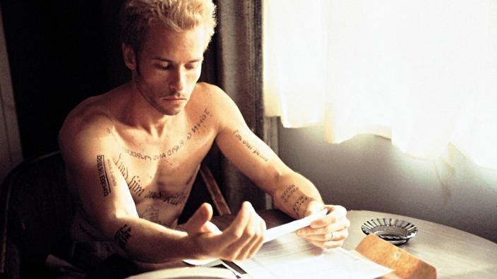 Seni unutmam gerektiğini hatırlayamıyorum.