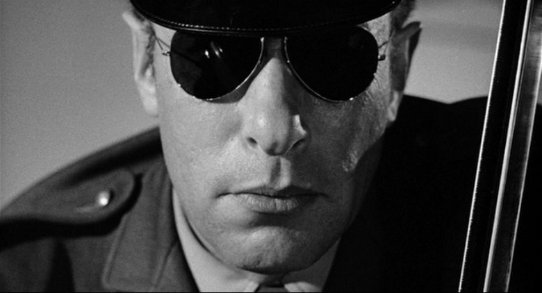 İnsanlar tımarhane için hep "bir yer" derler. onu "bir yere" kapat.