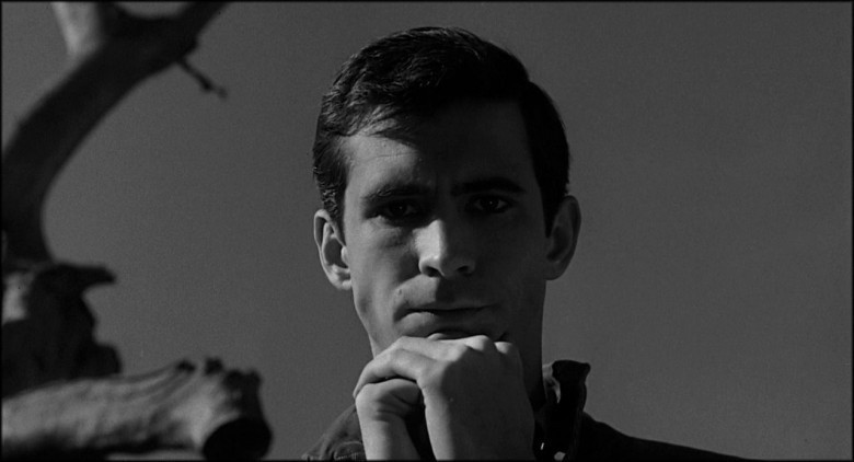 Biz dürüst olduğu söylenen kişilerden en çabuk kuşkulanan insanlarız.