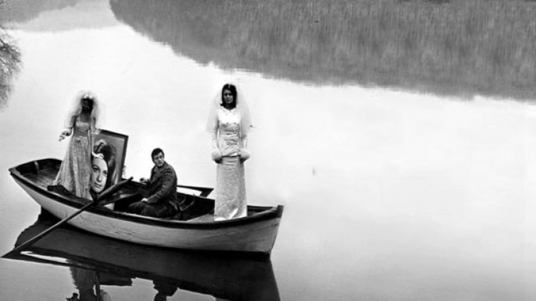 1965 yapımı Sevmek Zamanı dönemine göre Türk Sinemasının damağına yeni bir tat kazandıran garip diye betimleyebileceğimiz bir yapımdır.