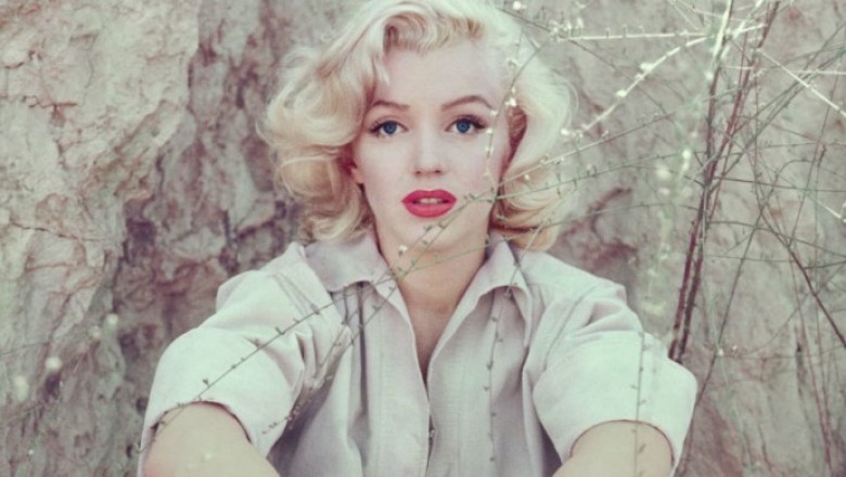 Marilyn Monroe; Hollywood'a göre "Aptal Sarışın", Bana Göre "Bahtsız Sarışın".